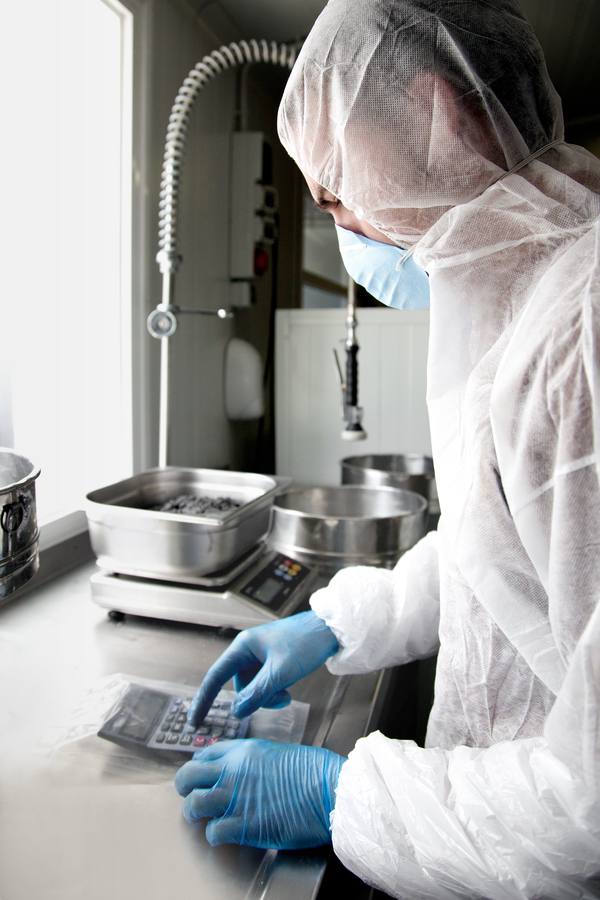 Distintas fases del proceso de elaboración del caviar de Río Frío