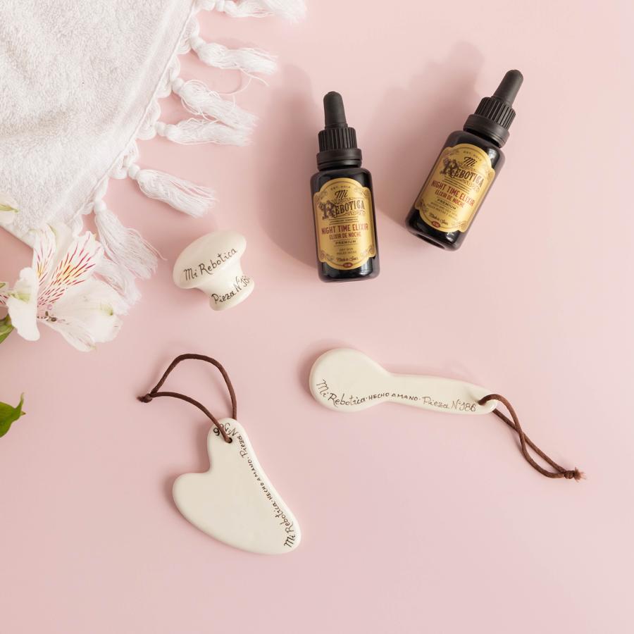Rutina Gua Sha. Estas herramientas faciales se han convertido en los nuevos imprescindibles de cualquier buena rutina facial. En la tienda de cosmética "real" Mi Rebotica, proponen un kit Gua Sha que combinado con algunos de sus elixires premium como el Elixir de Noche, una lujosa mezcla de aceites seborreguladores naturales que ayuda a frenar los signos del envejecimiento y promete grandes resultados. Toda una experiencia para madres a las que les gusta cuidarse con las últimas novedades del mercado sin perder de vista la calidad de los productos cosméticos. Precio: 35,95€ y 33,95€.