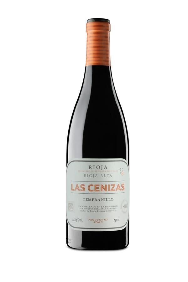 Las Cenizas 2018. Los Hermanos Hernáiz acaban de presentar la nueva añada de uno de sus vinos más icónicos. El Rioja Alta Las Cenizas es un vino que recupera el carácter original de los afamados vinos tradicionales de Cenicero, el pueblo natal de Eduardo y Víctor Hernáiz. El resultado es un vino seductor, en el que sus 16 meses de crianza siguen permitiendo que la fruta predomine sobre la madera. En nariz los aromas de frutas negras maduras (ciruela, mora) acompañan a las notas especiadas. En boca, su textura sedosa, el paladar voluptuoso y un tanino maduro cierran un perfil redondo, sello particular de este vino de Rioja Alta. Precio: 22,50€