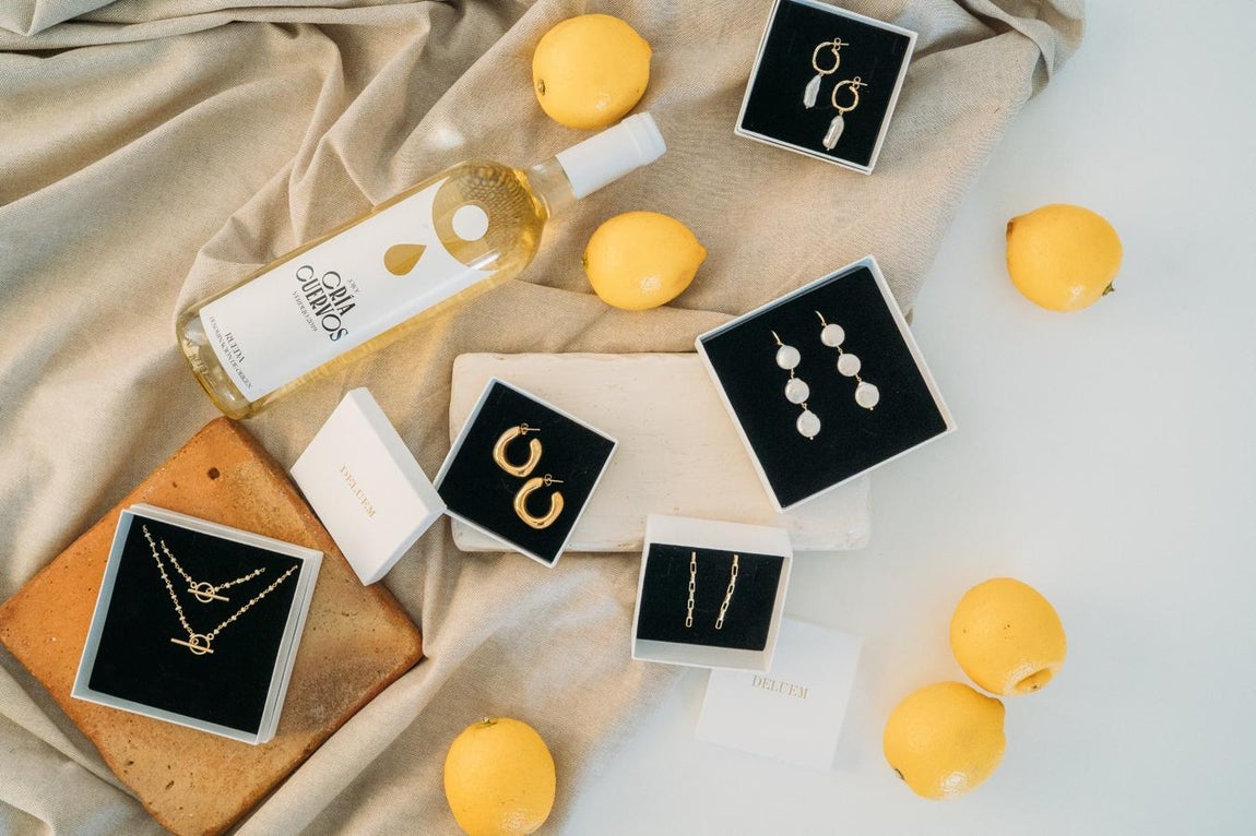 Cría Cuervos. Con motivo del Día de la Madre, la marca de vinos Cría Cuervos propone acompañar su botella de verdejo con una joya de Deluem (con distintos diseños de pendientes, pulseras y colgantes a elegir) para crear un regalo inolvidable. Cría Cuervos es una marca de vinos creada por y para jóvenes, que actualmente tiene en el mercado un vino blanco con D.O. Rueda, elaborado en La Seca (Valladolid) a partir de la experiencia de más de tres generaciones de viticultores. Un verdejo auténtico con un punto de frescura y rebeldía capaz de conquistar a los paladares más exigentes. Precio: packs Día de la Madre desde 49€.