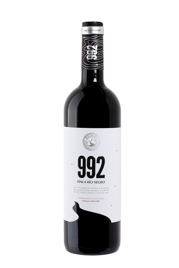 992 Finca Río Negro. Su nombre está inspirado en la altura del viñedo, situado a 992 metros sobre el nivel del mar. Una propuesta de aroma intenso, donde predominan los frutos rojos y violetas con notas de roble francés Allier y americano. Precio: 10€