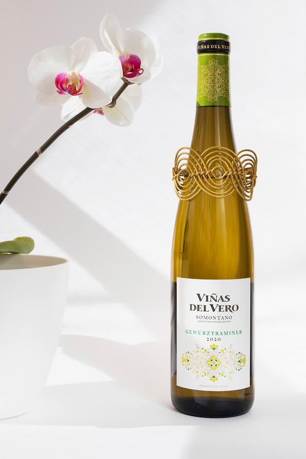 Viñas del Vero 2020. Este año, Viñas del Vero Gewürztraminer propone un regalo especial para el Día de la Madre con un brazalete elaborado a partir de “capim dourado”, una planta de color oro natural que nace en Brasil y ha sido declarada Patrimonio de la Humanidad, una pieza de biojoyería que refleja el compromiso con la sostenibilidad de las bodegas. Este singular regalo acompañará el brindis con este vino blanco de la D.O. Somontano. Sus aromas particularmente intensos a pétalos de flores y fruta exótica, así como su expresividad y untuosidad en boca, provocan que cuente con innumerables amantes de su delicadeza. Es perfecto para acompañar ensaladas, pastas, pescados, mariscos o platos exóticos. Precio: 49,50€