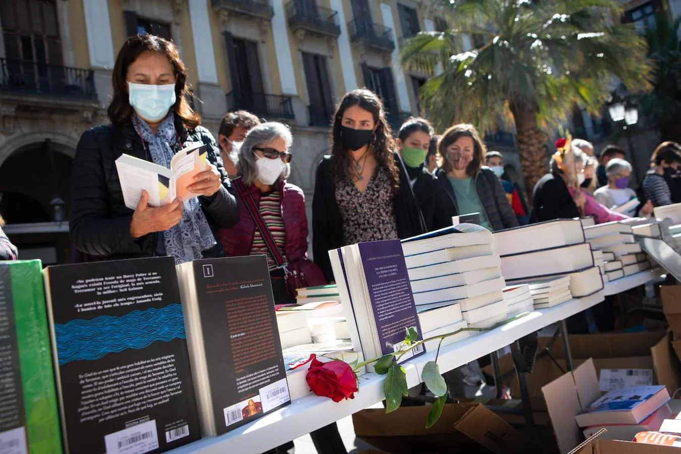 Mascarillas, distancia de seguridad y sin aglomeraciones: las imágenes de la Feria del Libro más atípica