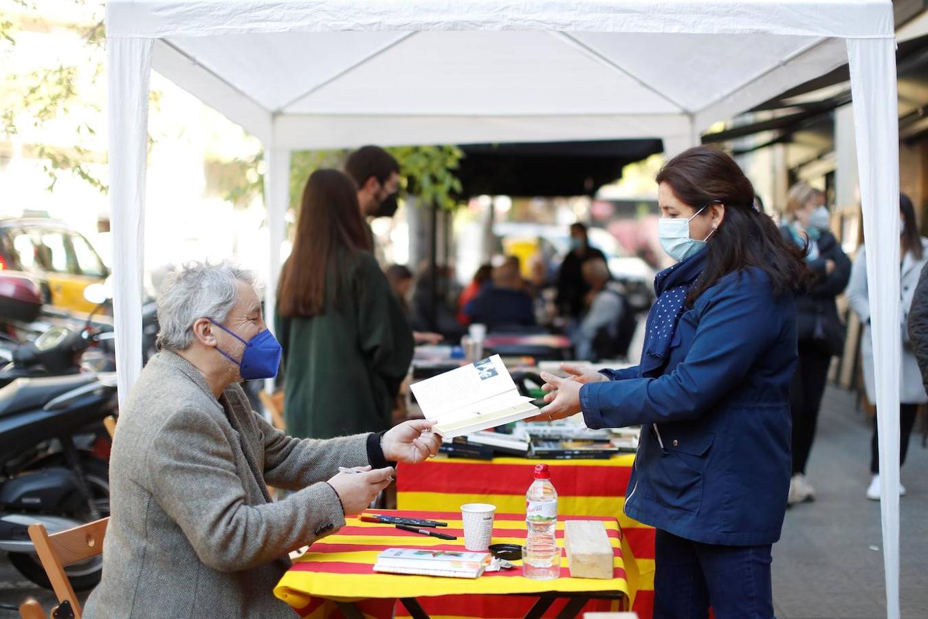 El escritor Manuel Rivas firma uno de sus libros. 