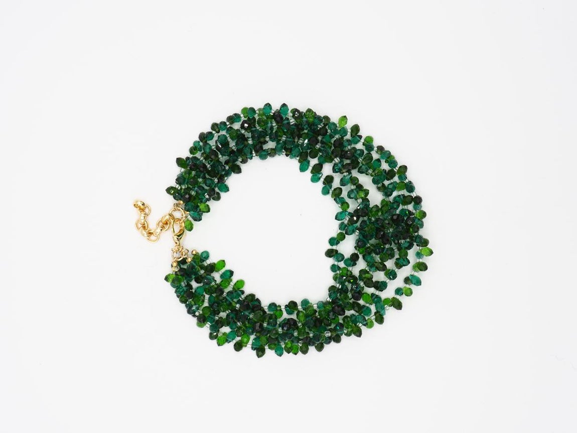 Sita Nevado. Tras más de 20 años trabajando para grandes marcas, en 2011 Sita Nevado creó su marca homónima abriendo su primera tienda en Barcelona. Diez años despues, las joyas de Sita son sinónimo de originalidad y diseño, para dar ese toque especial a cualquier estilismo básico. Piezas especiales y de calidad como el collar Sol/ Verde, un modelo tricolor compuesto de cinco tiras de lágrimas redondeadas de cristal de roca y cierre de mosquetón de latón chapado en oro de 14 quilates. Precio: 129,95€