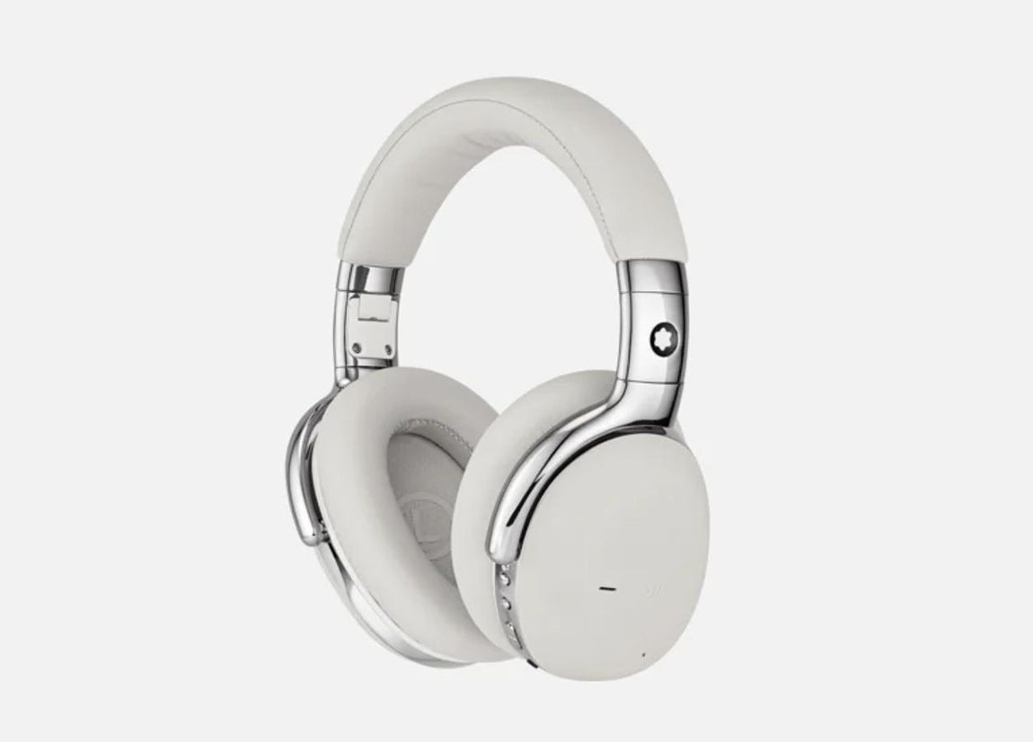 Montblanc. Regalar los auriculares Montblanc MB 01 es regalar toda una experiencia de sonido de lujo y diseño. Su combinación de piel, cómodas almohadillas y tecnología de auriculares contemporánea ofrecen experiencia aún más agradable con la función de cancelación de ruido incorporada. Precio: 600€