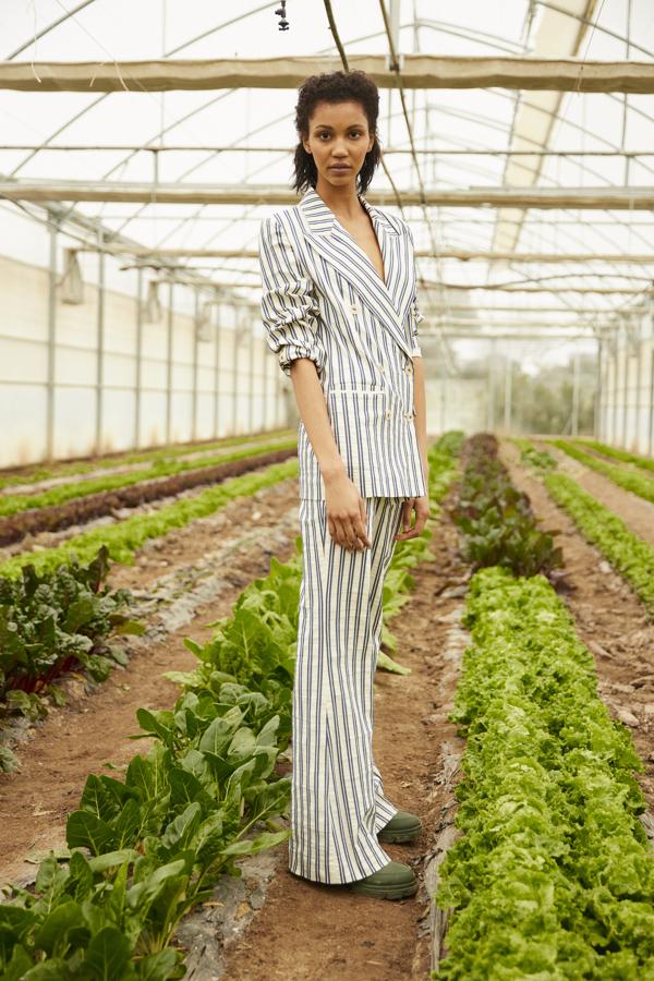 Sophie and Lucie. Un conjunto especial como los que propone la firma 'made in Spain', donde la calidad de los tejidos y la originalidad de los diseños son su máxima. El 'total look' Emily Rayas se compone de blazer cruzada de cuello solapa confeccionada en tejido de rayas azul y crudo, cruzada con botones y bolsillos en el delantero junto con un pantalón ochenta de tiro alto que estiliza y favorece. Precio: 349,90€