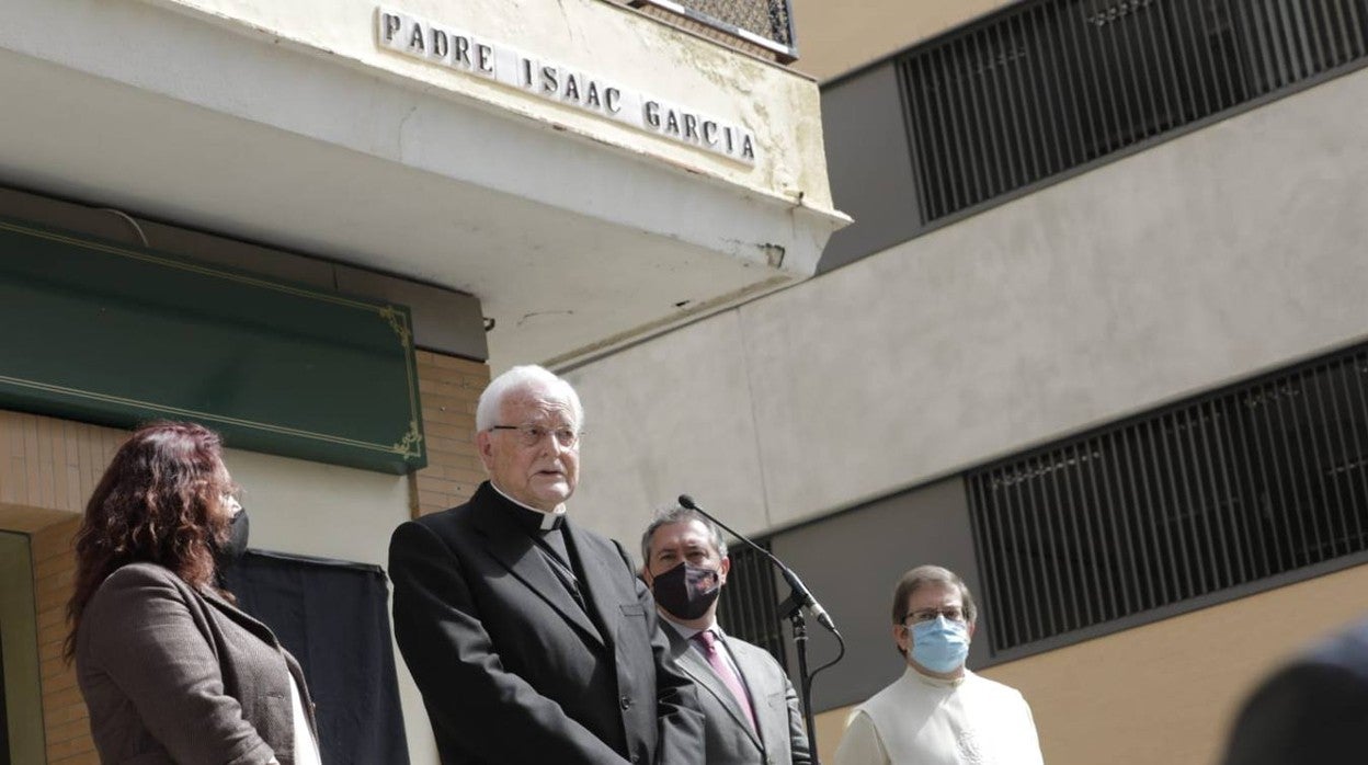 El padre Isaac García ya tiene su calle en el barrio de Los Remedios de Sevilla