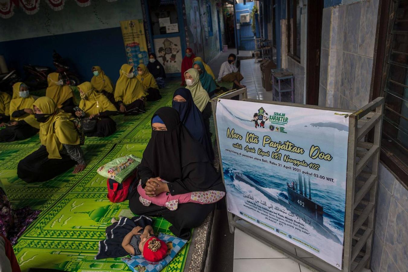 Estudiantes y profesores rezan por los 53 tripulantes a bordo de un submarino de la marina indonesia que desapareció frente a la costa de Bali durante los ejercicios de entrenamiento el 21 de abril. 
