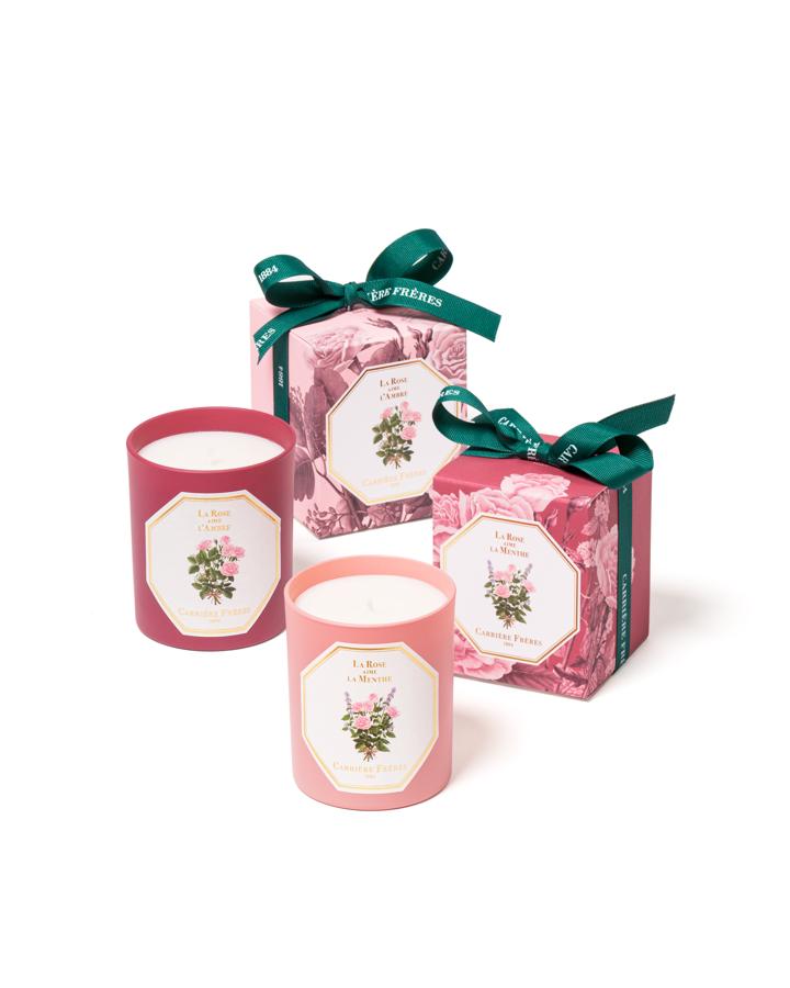 Carrière Frères. Declinada en dos aromas únicos, la rosa de Damasco se hace cómplice de la menta y el ámbar. Entre la rosa y la menta verde, la alianza se multiplica por diez. Unida al ámbar, resina profunda y enigmática, la rosa revela un carácter sagrado y opulento. Protegidas por un cristal mate, de un suave tono rosa empolvado o rosa intenso, las fragancias de las velas aromáticas de Carrière Frères se convierten en el regalo ideal y la mejor forma de regalar el aroma a rosas que lo impregnará todo. Precio: 52€ / 185gr. Duración: 40-50 horas.