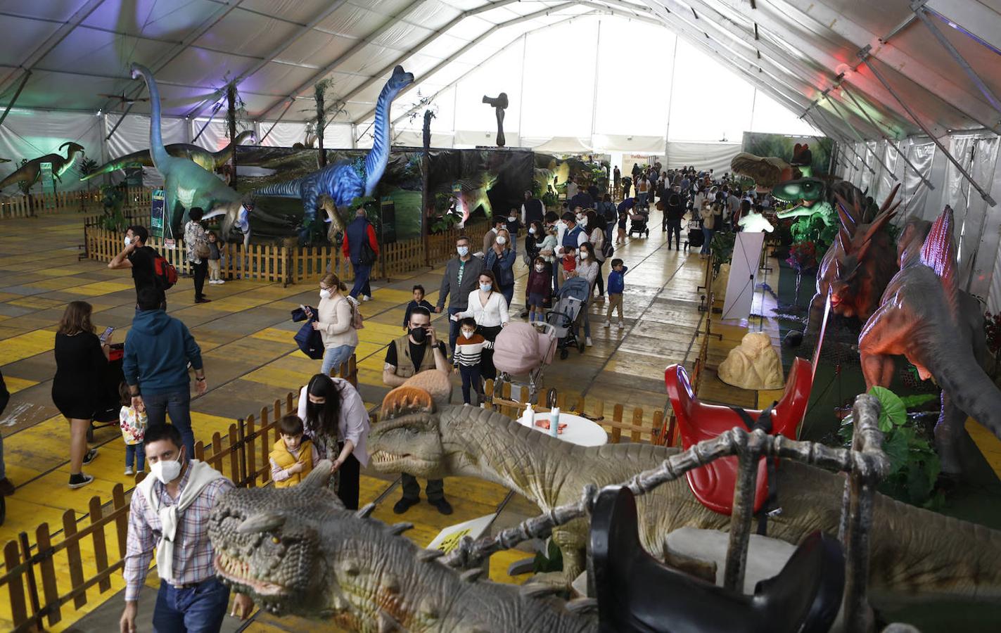 La carpa de Dinosaurs Tour en la Arruzafilla de Córdoba, en imágenes