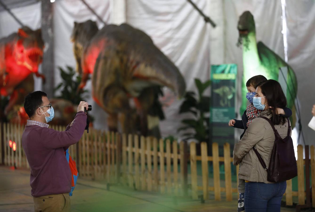 La carpa de Dinosaurs Tour en la Arruzafilla de Córdoba, en imágenes