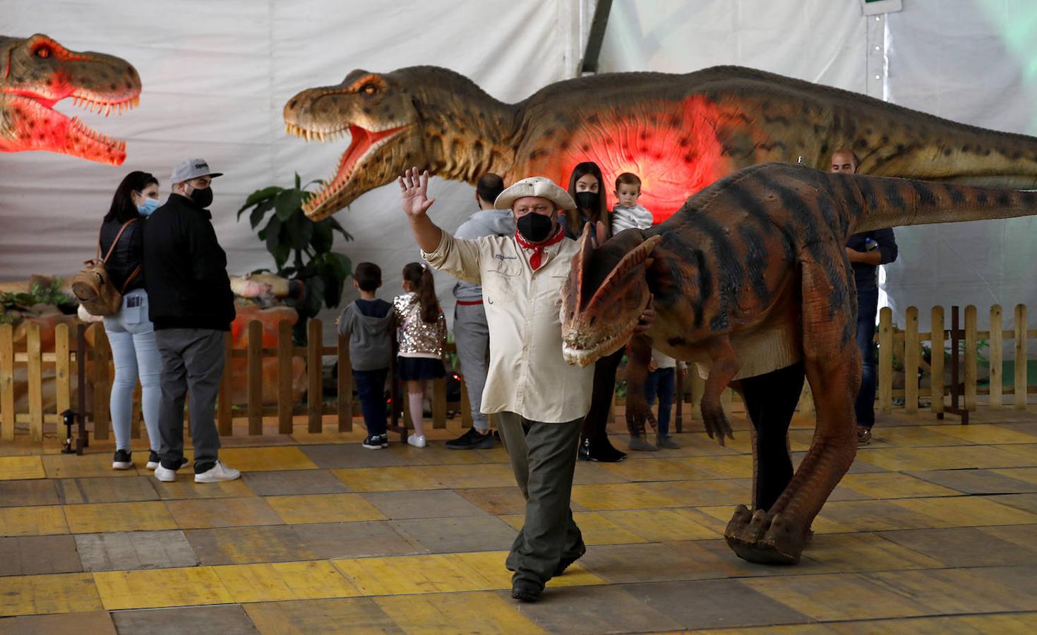 La carpa de Dinosaurs Tour en la Arruzafilla de Córdoba, en imágenes