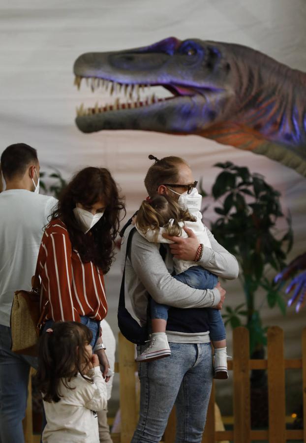 La carpa de Dinosaurs Tour en la Arruzafilla de Córdoba, en imágenes