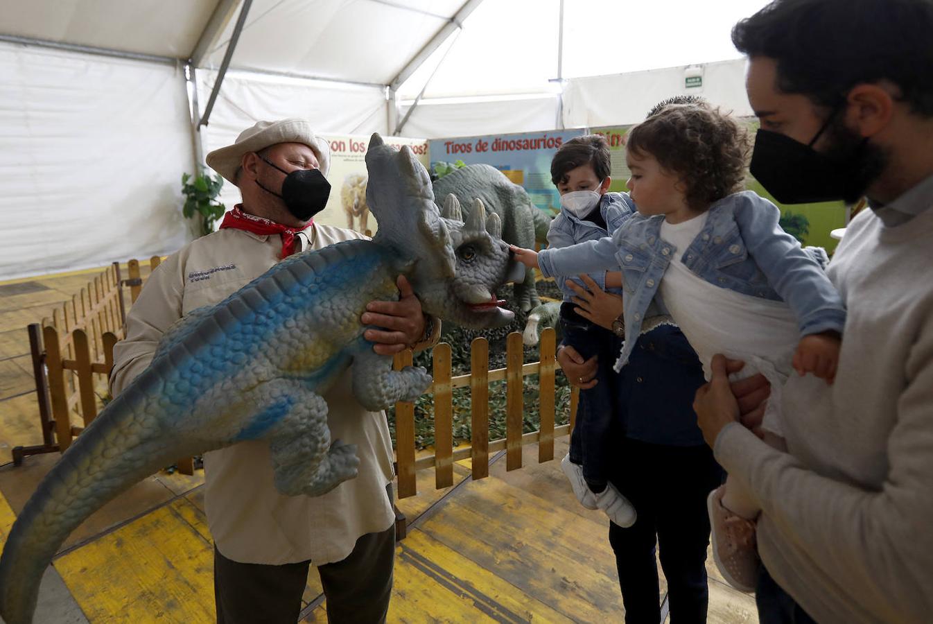 La carpa de Dinosaurs Tour en la Arruzafilla de Córdoba, en imágenes