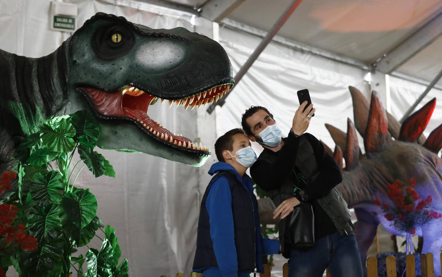 La carpa de Dinosaurs Tour en la Arruzafilla de Córdoba, en imágenes