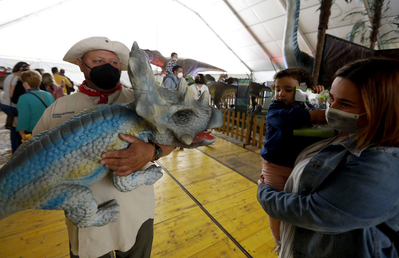 La carpa de Dinosaurs Tour en la Arruzafilla de Córdoba, en imágenes