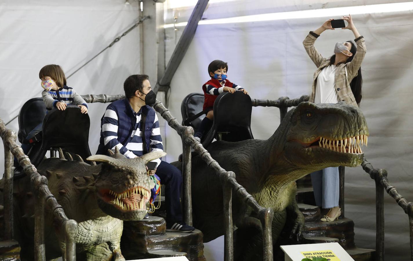 La carpa de Dinosaurs Tour en la Arruzafilla de Córdoba, en imágenes