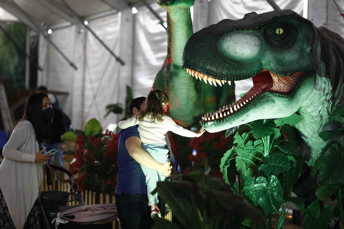 La carpa de Dinosaurs Tour en la Arruzafilla de Córdoba, en imágenes