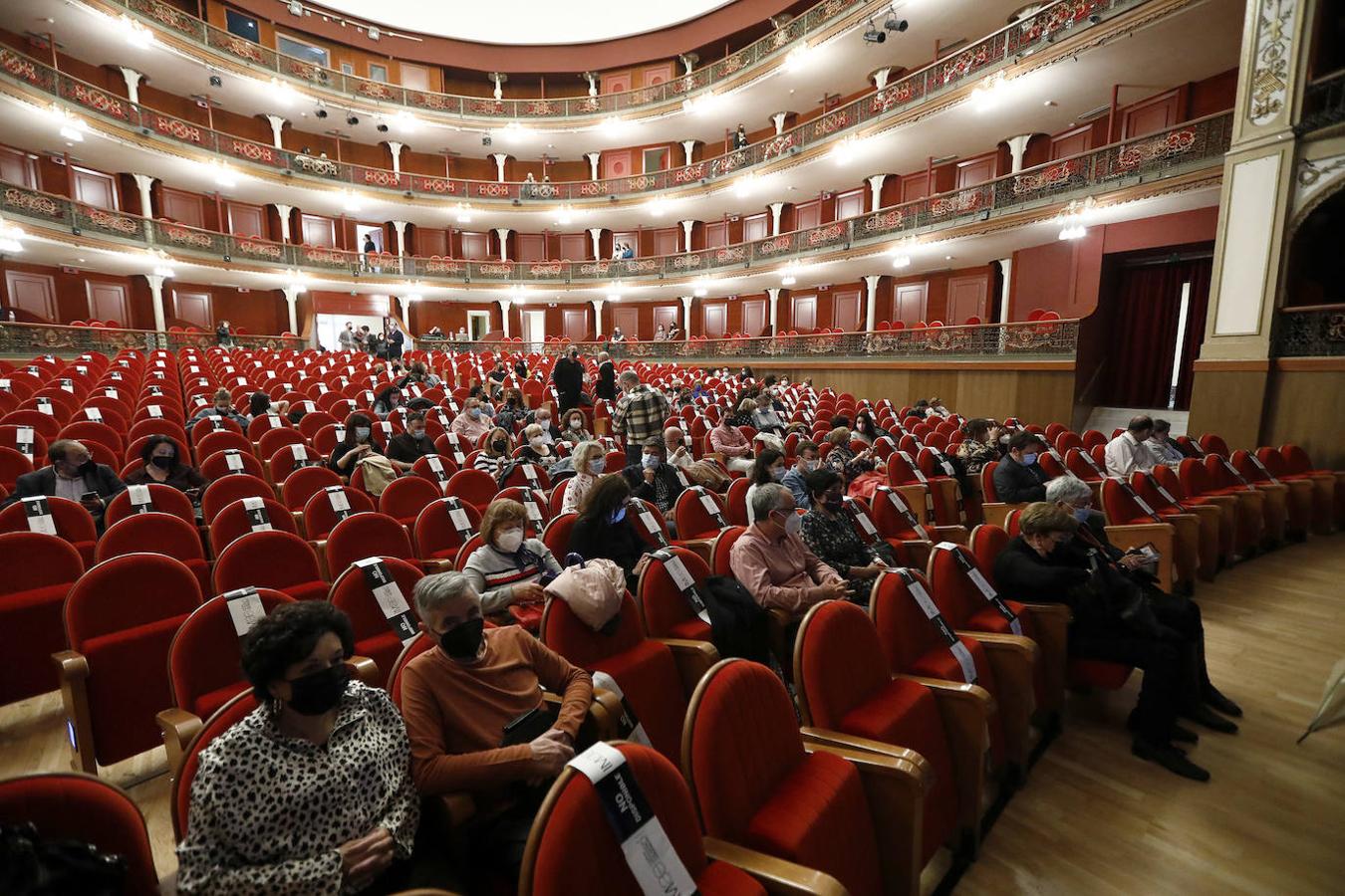 La obra &quot;Susan y el diablo&quot; en el Gran Teatro de Córdoba, en imágenes