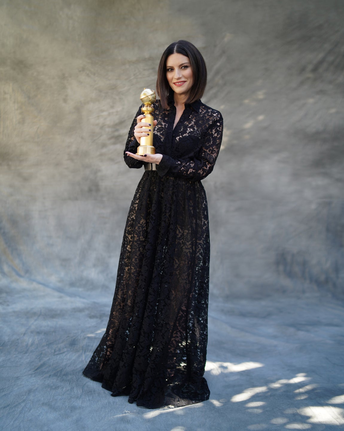 Laura Pausini en los Globos de Oro 2021, con un favorecedor vestido largo de encaje de Valentino. Allí la cantante italiana ganó el Globo de Oro a Mejor canción original por 'Yo si' ('lo Sí'), de la banda sonora de la película italiana 'La vida por delante', lanzada en Netflix. La estrella internacional también ha sido reconocida este año con un Hollywood Music in Media y un Satellite Award,. 