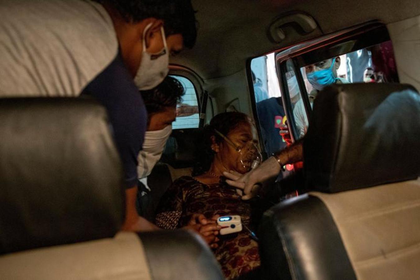 Un voluntario realiza una reanimación cardiopulmonar a una mujer con problemas respiratorios frente a un Gurudwara (templo sij) en Ghaziabad, India ,. 