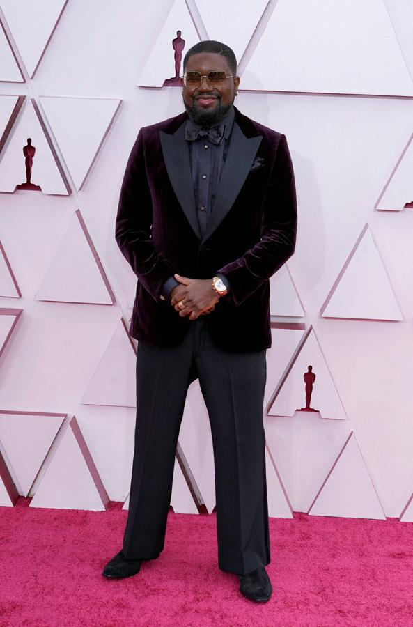 Lil Rel Howery - La alfombra roja de los Oscar 2021. Apostó por un dos piezas bicolor con la chaqueta de terciopelo burdeos con las solapas de satén.