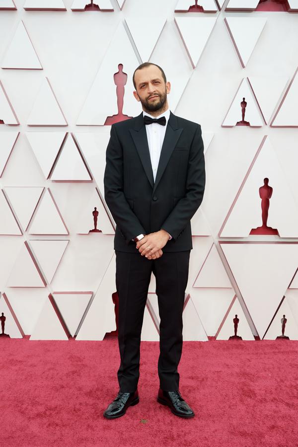Sascha Ben Harroche - La alfombra roja de los Oscar 2021. Muy elegante con un traje slim fit que combinó con una discreta pajarita.