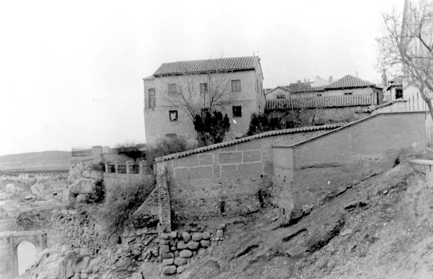 Vista lateral de la casa particular y sus miradores, hacia 1920, que compraría Victorio Macho años después. En primer término, los límites del jardín junto a los terraplenes del río. Archivo Victorio Macho. Real Fundación de Toledo. 