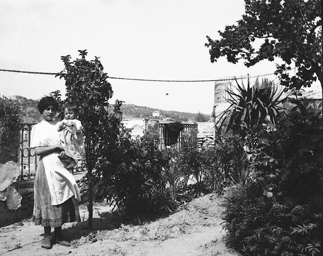 Escena en el jardín de la casa de Roca Tarpeya en 1918. Fotografía de Pedro Román Martínez. 