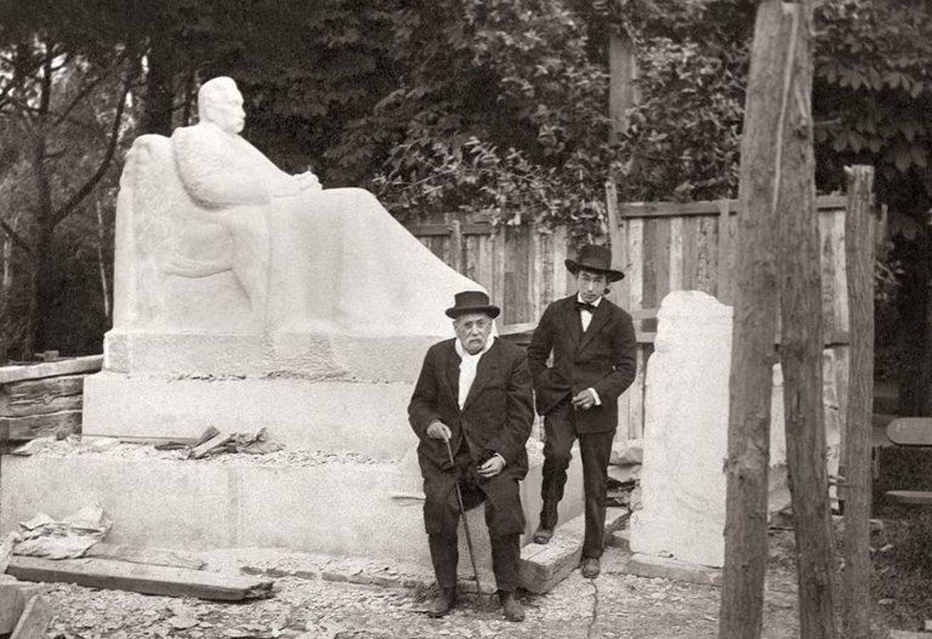 Monumento a Pérez Galdós, sufragado por suscripción popular en el Retiro de Madrid, inaugurado el 19 de enero de 1919. En la imagen, el escritor acompañado del joven Victorio Macho. 