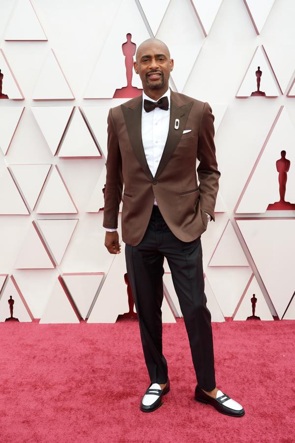 Charles D. King - La alfombra roja de los Oscar 2021. Su look destila aires cincuenteros con un dos piezas con la chaqueta marrón chocolate y unos loafers bicolor. Cabe destacar también la forma de las solapas y el broche que ha añadido.