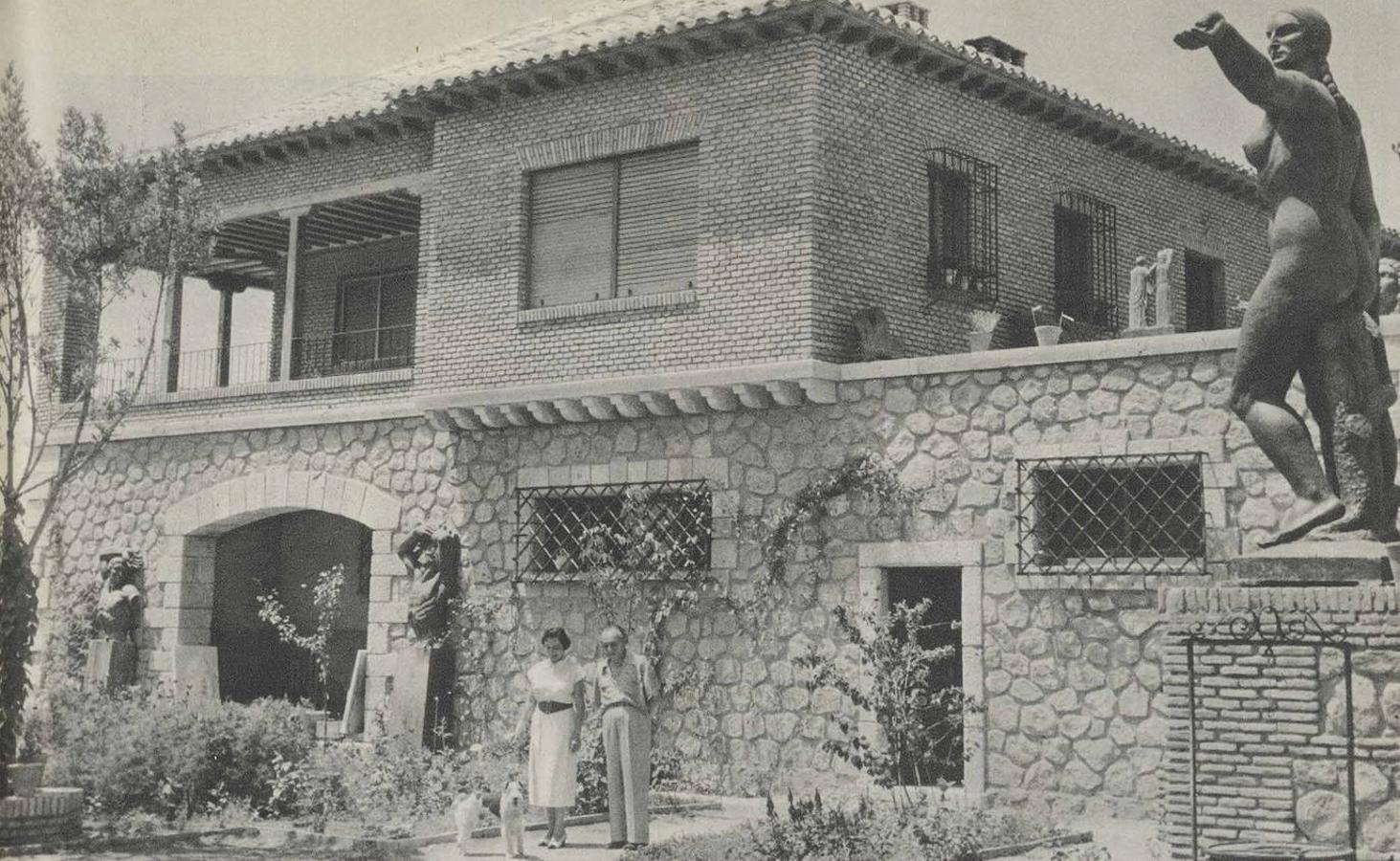 Victorio Macho y su esposa Zoila Barrós ante la casa-estudio de Roca Tarpeya recién estrenada. Foto publicada en Mundo Hispánico, noviembre de 1955. Archivo Municipal de Toledo. 