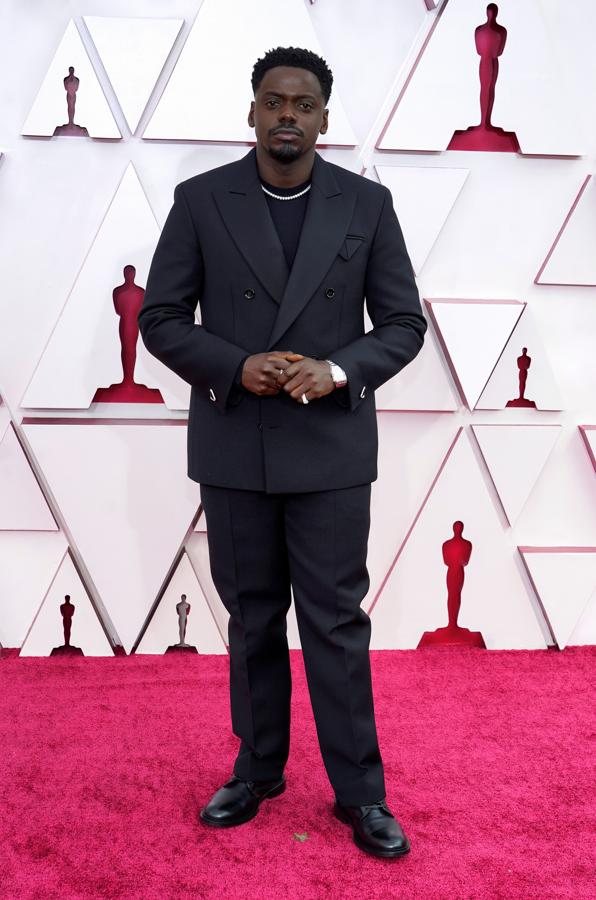 Daniel Kaluuya - La alfombra roja de los Oscar 2021. El ganador al Oscar al Mejor Actor Secundario apostó por un dos piezas de Bottega Veneta con las solapas cruzadas y volumen en la chaqueta que conjuntó con una camiseta básica y una cadena plateada.