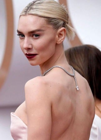 Vanessa Kirby en los Oscar 2021. Vanessa Kirby, nominada a mejor actriz por su papel en 'Fragmentos de mujer', ha lucido uno de los maquillajes más bonitos de la alfombra roja de los Oscar. Labios en rojo oscuro, que ha combinado con piel nívea, pómulos marcados con colorete y ojos enmarcados por unas cejas perfectas. Como peinado, la actriz ha elegido un original recogido, con algunos mechones sueltos por detrás, y con raya en el medio, otra de las tendencias que han triunfado en los Oscar 2021.