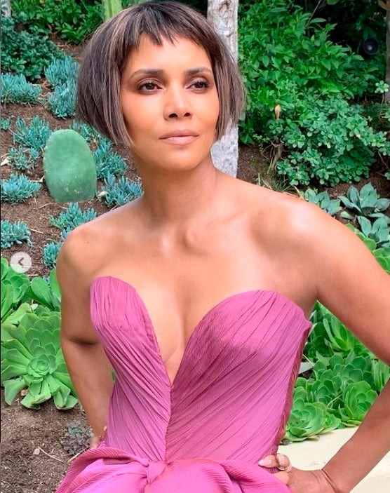 Halle Berry en los Oscar 2021. El gran cambio de look de los Oscar 2021 lo ha protagonizado Halle Berry, que ha sorprendido con un micro bob con flequillo corto. Poco más que añadir a su beauty look, una piel jugosa y unos labios nude.