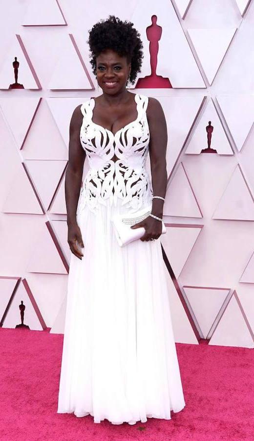 Viola Davis de Alexander McQueen. La actriz escogió un diseño blanco de Alexander McQueen en color blanco con cuerpo de formas y falda con caída.