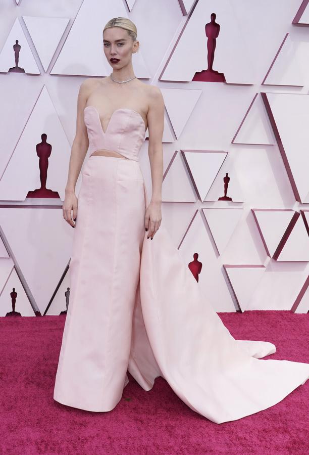 Vanessa Kirby, de Gucci. Nominada en la categoría de Mejor Actriz, la británica no pasó desapercibida en la alfombra roja de los Premios Oscar 2021 con un elegante vestido en tono rosa empolvado firmado por Gucci.