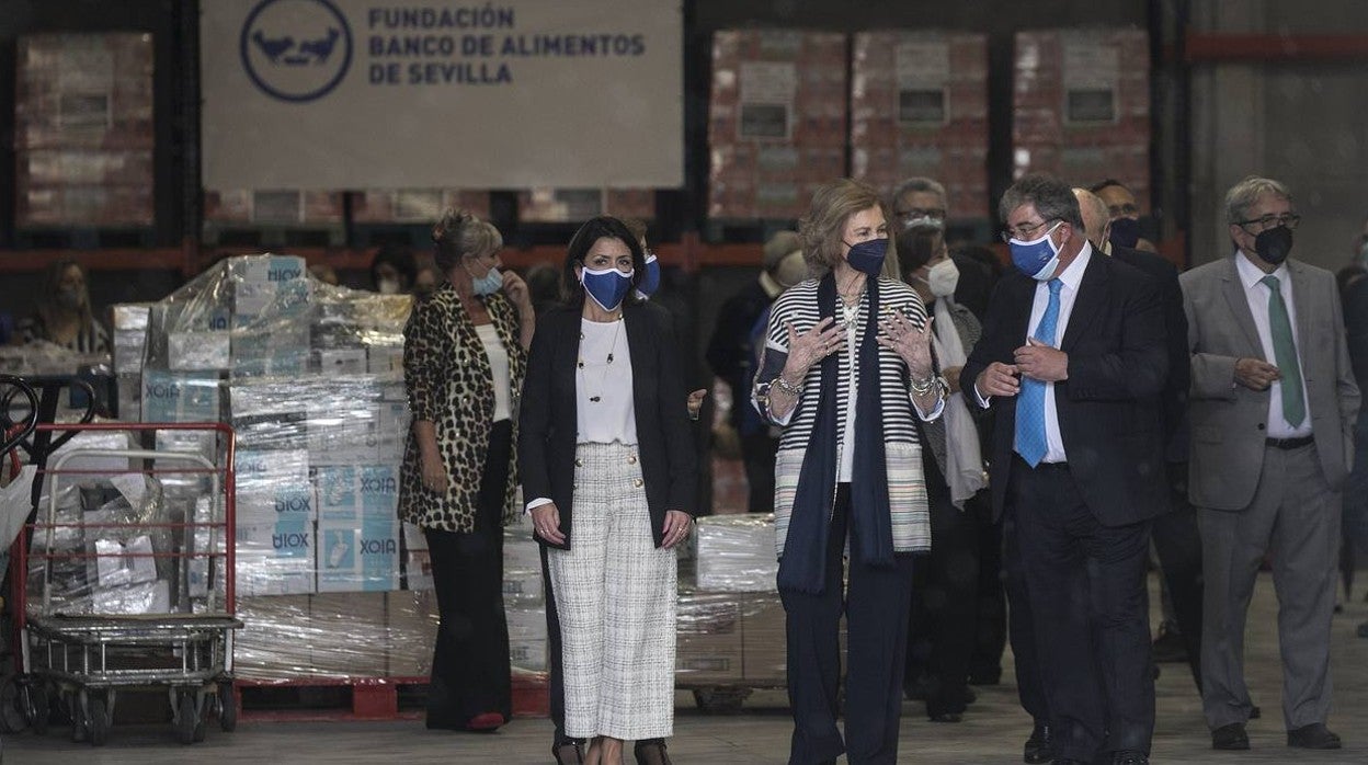 Su Majestad la Reina Doña Sofía visita el Banco de Alimentos de Sevilla