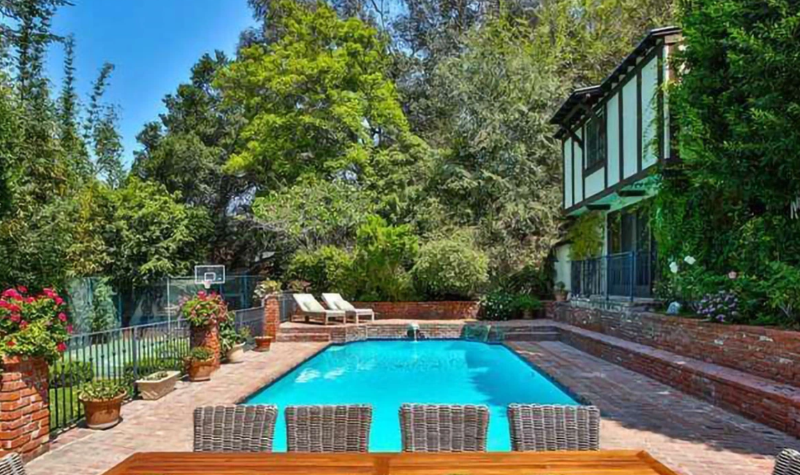 Así es la nueva mansión de Rihanna. Pero, ¡ojo! porque estas no son las únicas propiedades que tiene le empresaria. Posee también una villa de 6,8 millones de dólares (5,62 millones de euros) en Hollywood Hills, una mansión en su Barbados natal, un piso en el Wilshire Corridor de Los Ángeles y un exclusivo condominio de 5,2 millones de dólares (4,3 millones de euros) en el complejo The Century, de Century City.