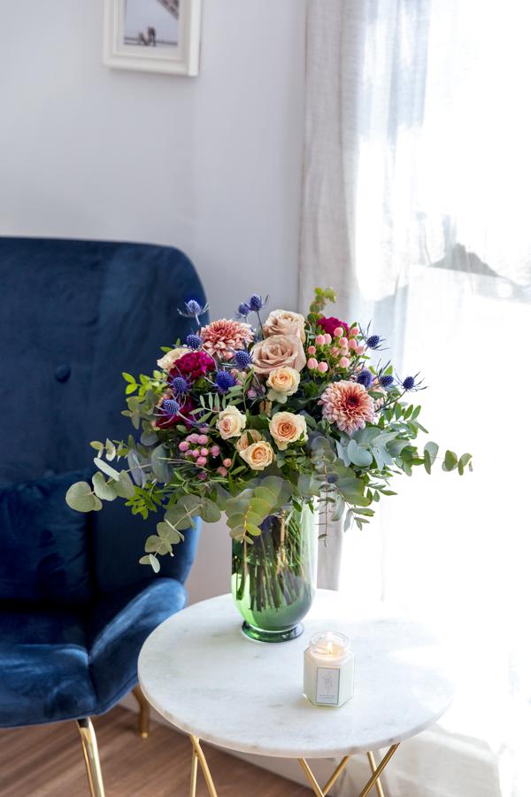 Colvin. Regalar flores siempre tiene el éxito garantizado porque, ¿a quién no le alegra el día un bonito ramo de flores? Desde Colvin proponen varias ideas para sorprender a tu madre con diferentes composiciones llenas de color en las que también puedes incluir otros elementos como jarrones, velas, una crema de manos y otros complementos. Con motivo del Día de la Madre proponen distintas opciones de ramos y plantas, además de lunes a viernes cuentan con gastos de envío gratuitos en todos los pedidos. En la imagen, el ramo 'Mother of petals', un diseño sobrio con colores como el salmón, burdeos, crema, té y un elegante punto azul que le da el eryngium. Precio: desde 55 €.