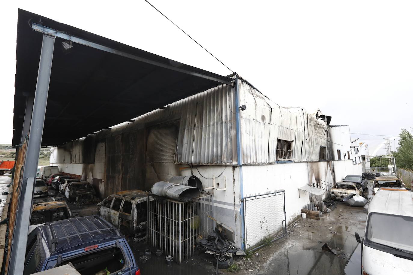 En imágenes, la nave y los 46 coches calcinados en Córdoba