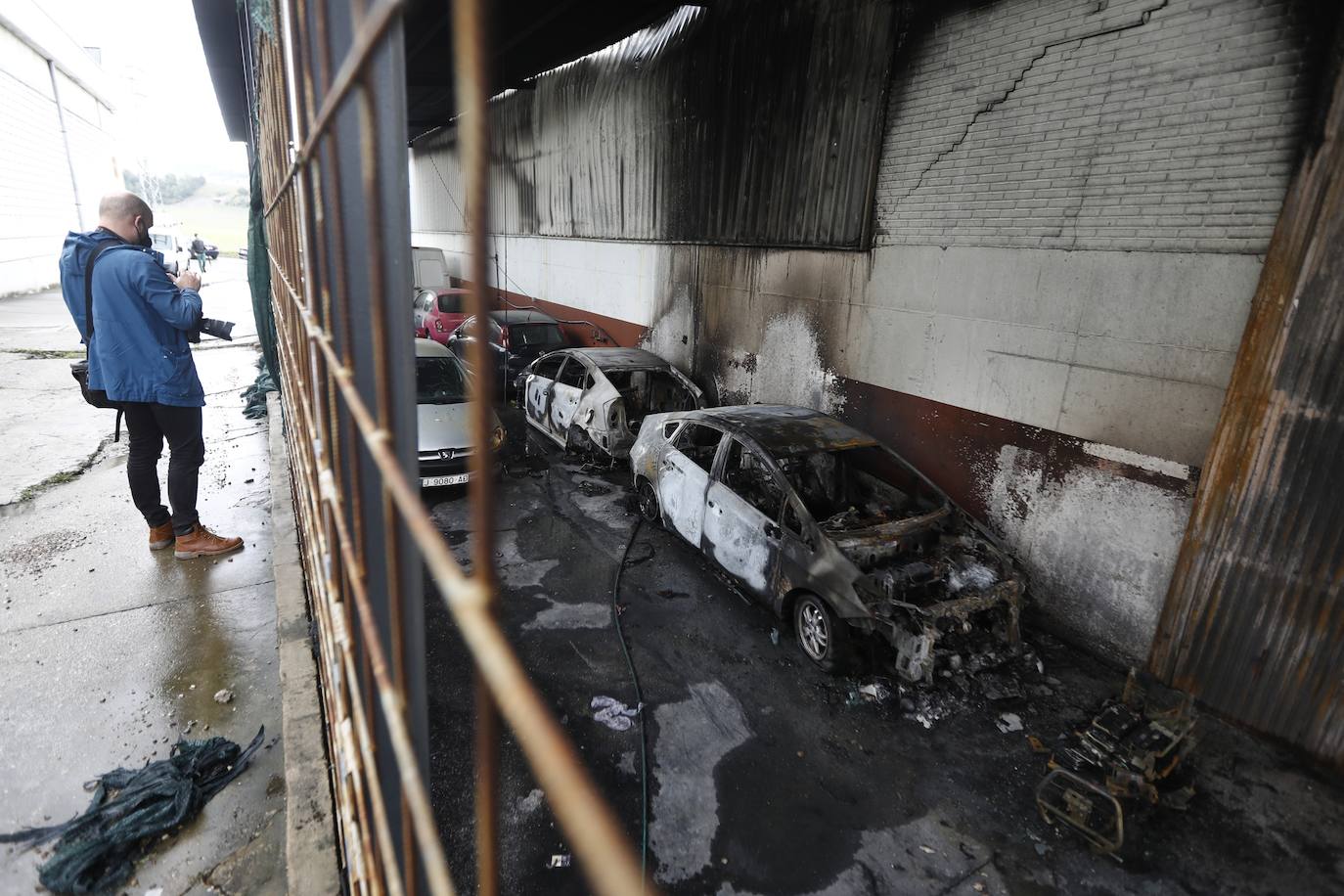 En imágenes, la nave y los 46 coches calcinados en Córdoba