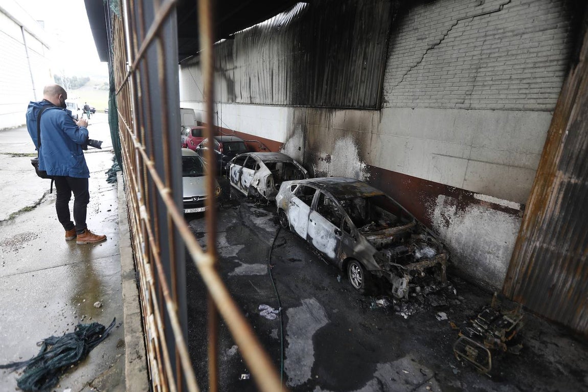 En imágenes, la nave y los 46 coches calcinados en Córdoba