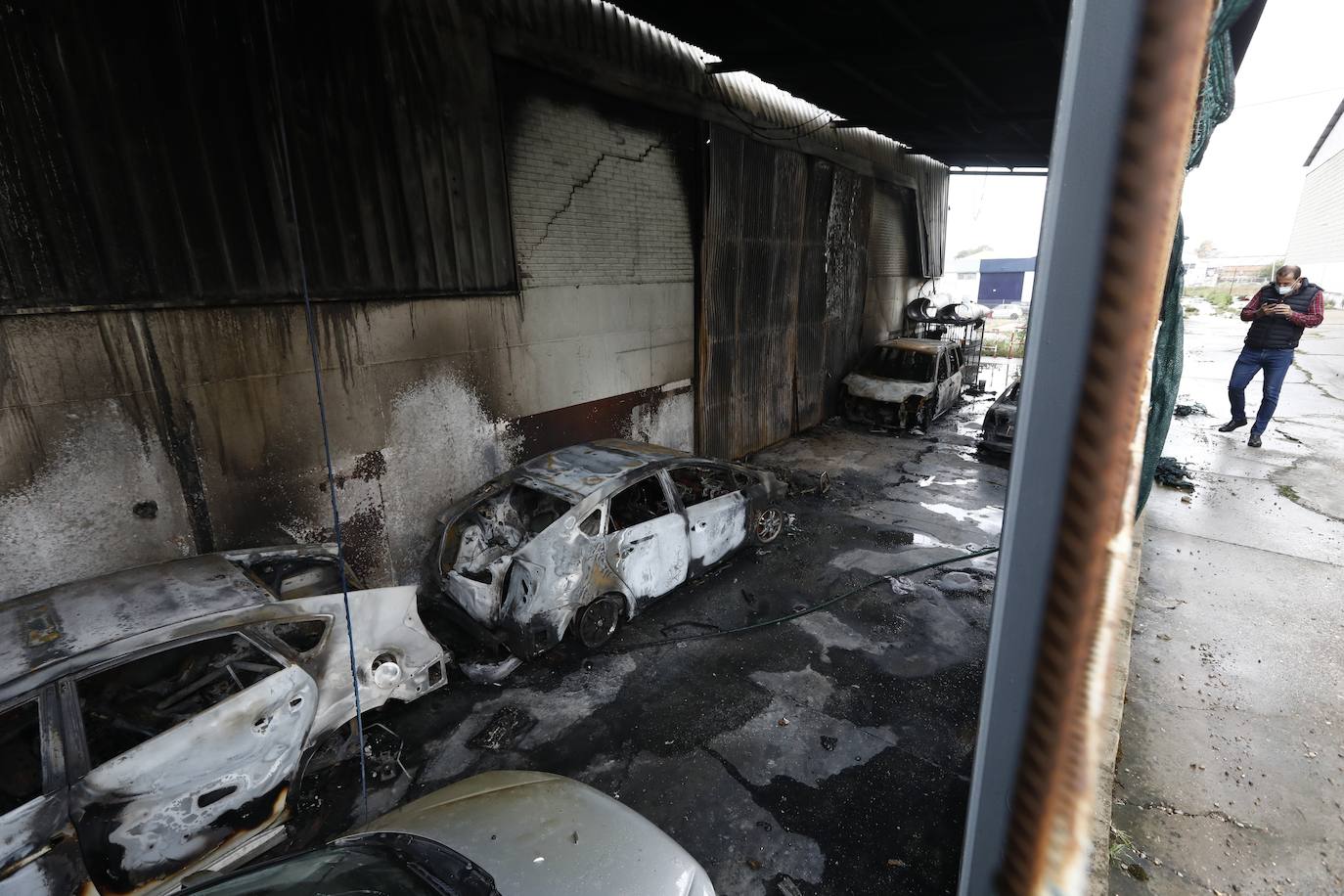 En imágenes, la nave y los 46 coches calcinados en Córdoba