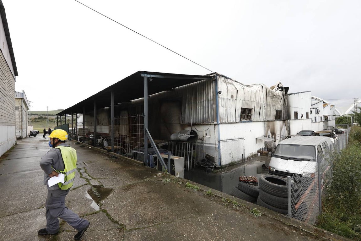 En imágenes, la nave y los 46 coches calcinados en Córdoba