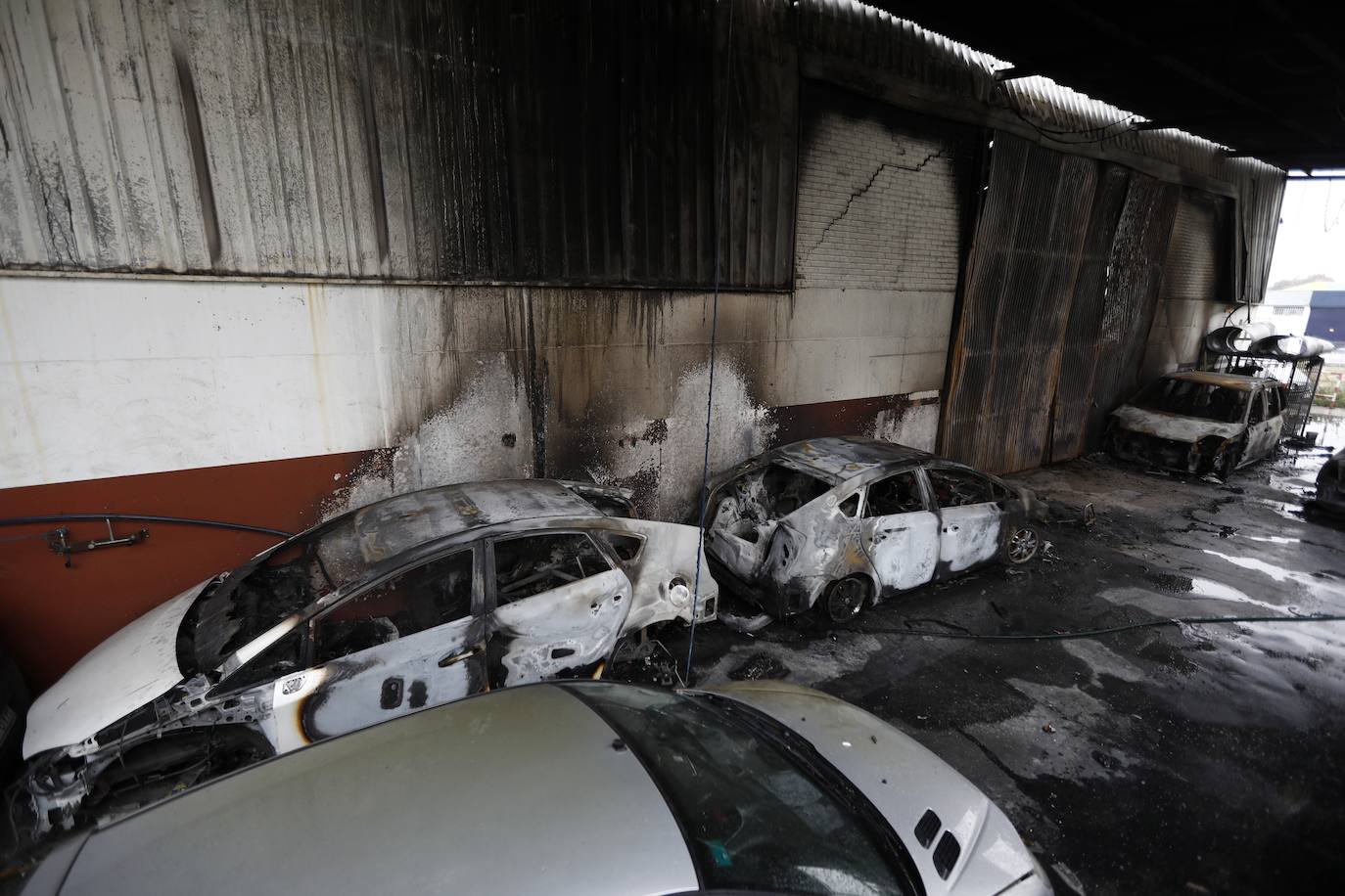 En imágenes, la nave y los 46 coches calcinados en Córdoba