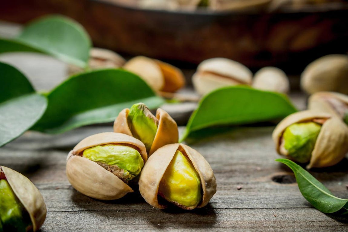 Pistachos sin sal. Al igual que las pipas de calabaza, los pistachos son un alimento que gracias a su altísimo contenido en potasio (tienen 811 mg por cada 100 g) nos ayudan a evitar retener líquidos, además de ser ricos en vitamina A, que ayuda a nuestra vista y sistema inmunitario.