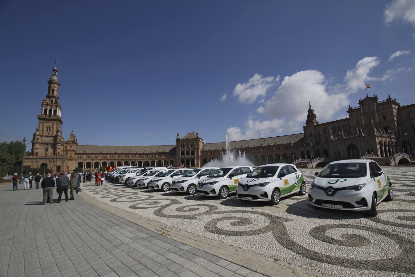 Presentación de la nueva flota de vehículos en la Plaza de España