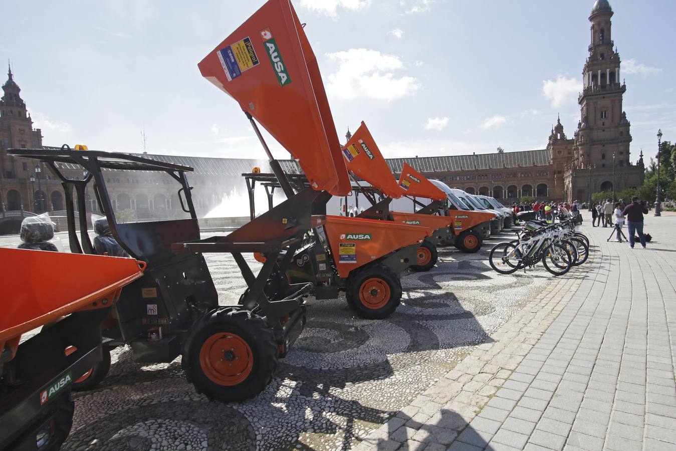 Presentación de la nueva flota de vehículos en la Plaza de España